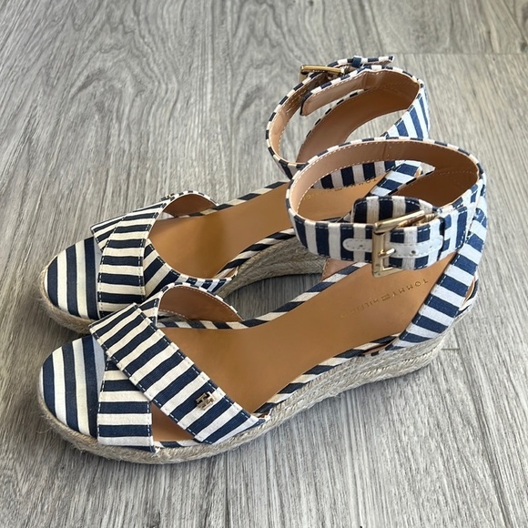 Tommy Hilfiger Yaslin 2 Wedge Sandal Size 8.5M - Picture 2 of 8
